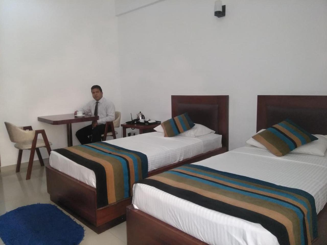 Hotel Kamrel Kurunegala Esterno foto