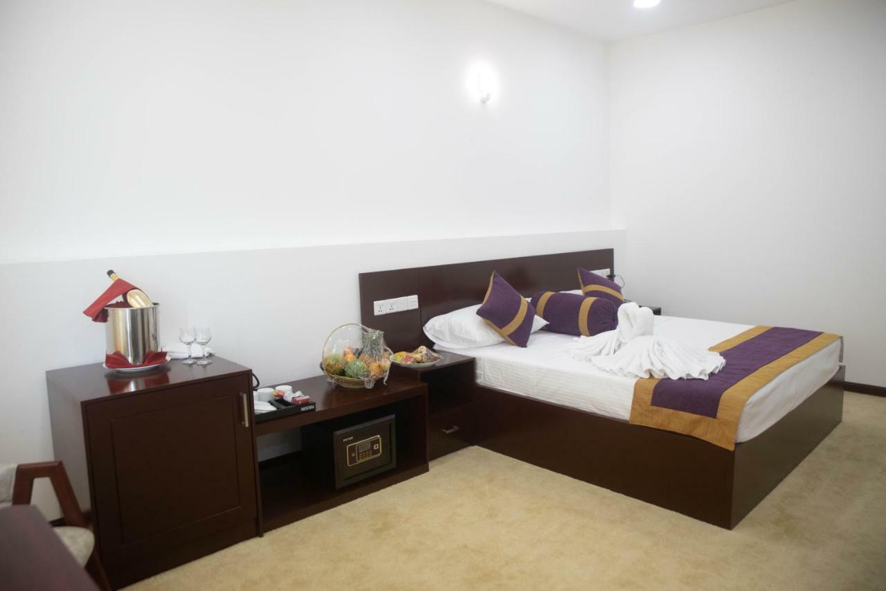 Hotel Kamrel Kurunegala Esterno foto